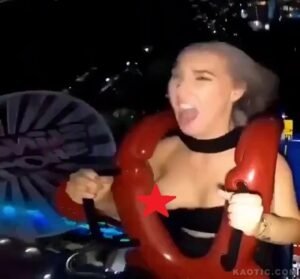 Vídeo: meninas cuidado pra não pagar p3itinho na montanha russa